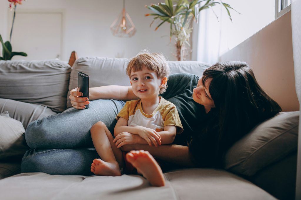 Parent guiding a child through a calm screen transition as part of healthy family media habits