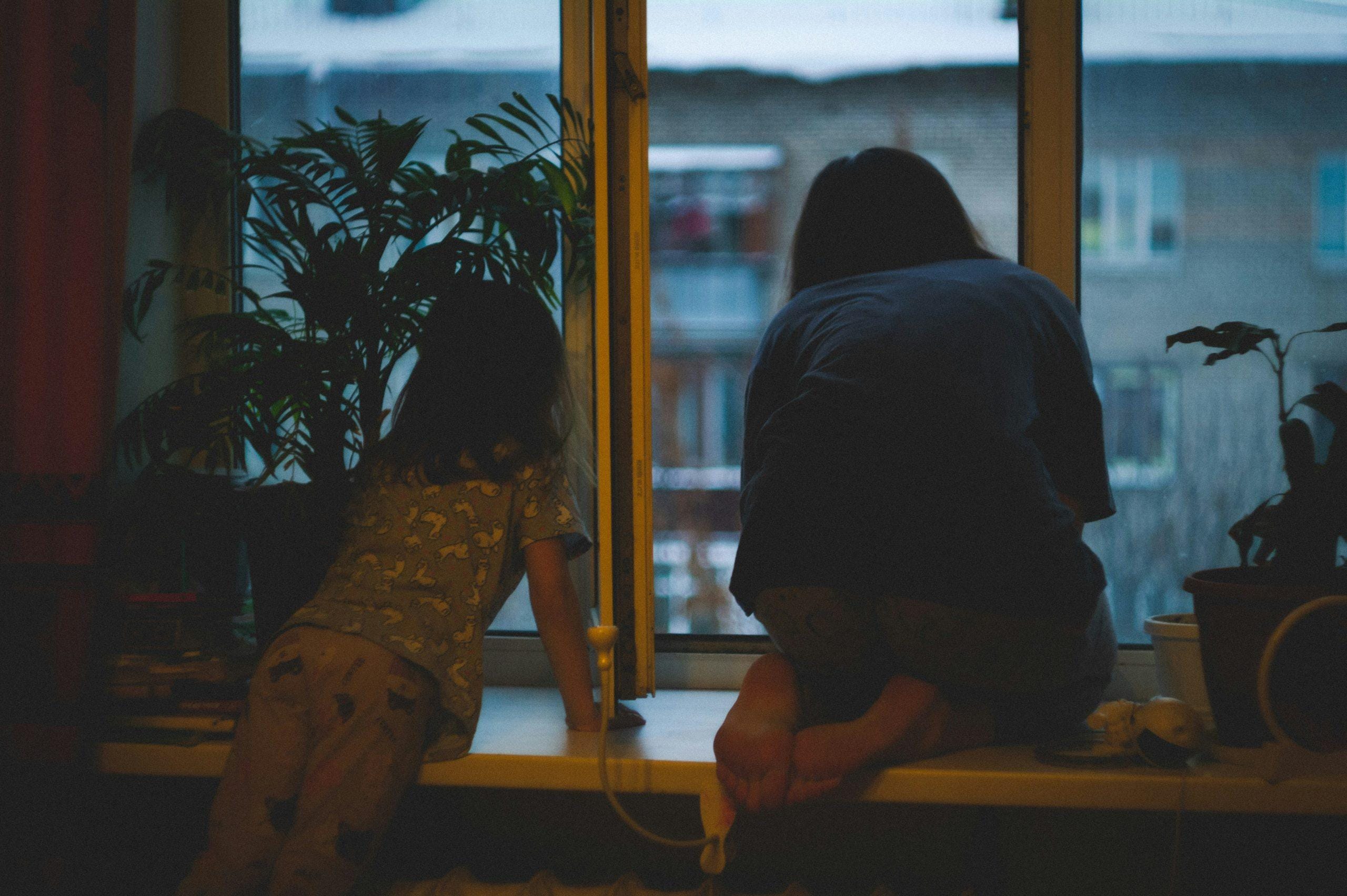 9 Rainy Day Family Activities That Keep Children Engaged Indoors