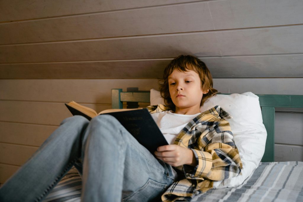 Child following a calmer evening routine to avoid bedtime routine mistakes