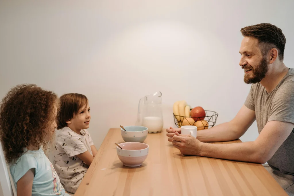 Calm parent response when children interrupt conversations during family life