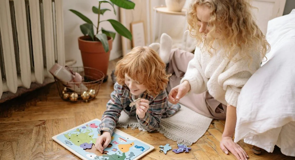 Puzzle time as one of the evening family activities that support calmer evenings