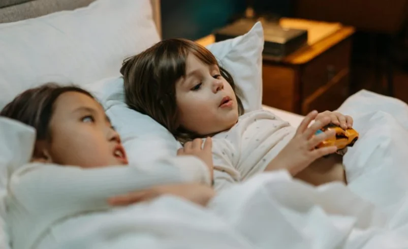 Evening family activities helping children wind down before bedtime