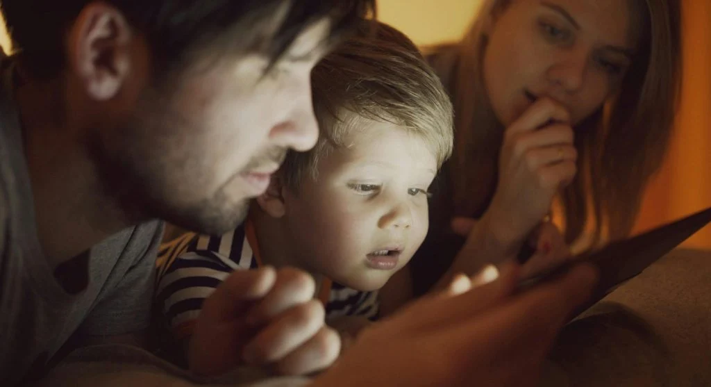 Calm screen transition showing that screen time myths can oversimplify family behavior
