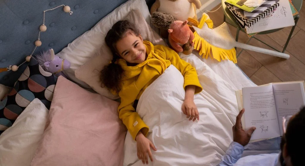 Why Children Suddenly Open Up at Bedtime and What Experts Notice