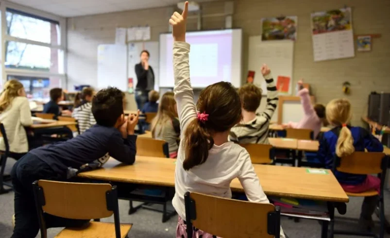 Child hesitating in class even though the answer is known