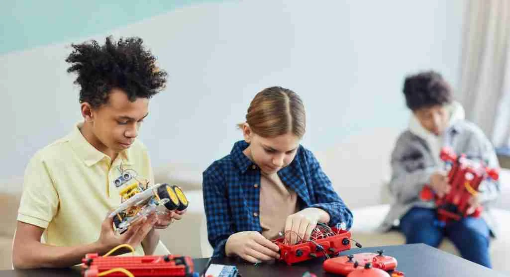 Children repairing a problem together after an apology