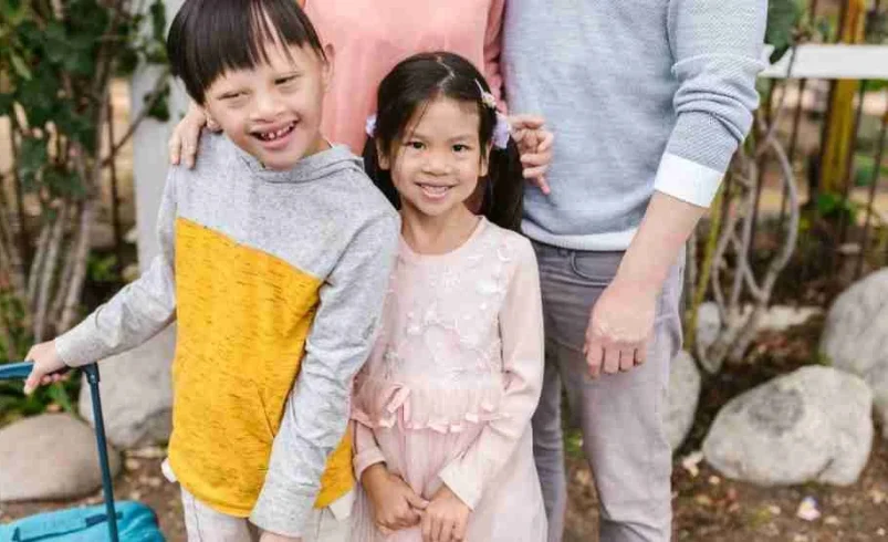 Children showing sibling loyalty during a public situation